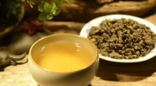 怎样分辨红茶和绿茶的区别（长期喝茶的人与喝白开水的人相比）