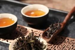 红茶大红袍的功效与作用（大红袍和红茶哪个对身体好）